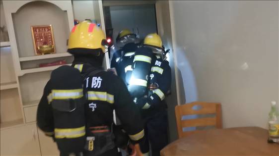 小学生火灾安全自救视频,小学生正确火灾逃生自救方法视频