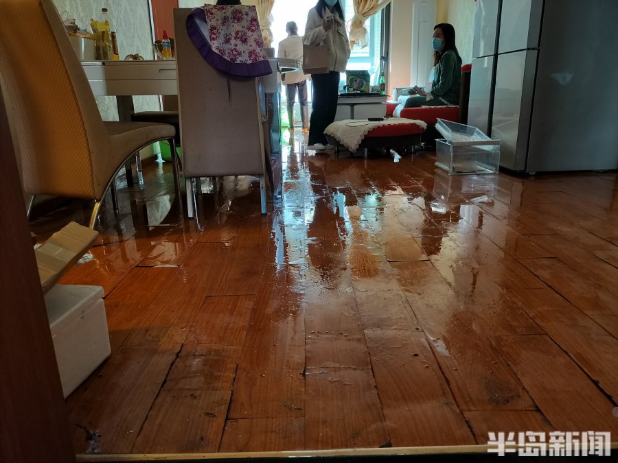 地漏反水造成楼下阳台滴水,下水道倒灌致多住户家中污水横流