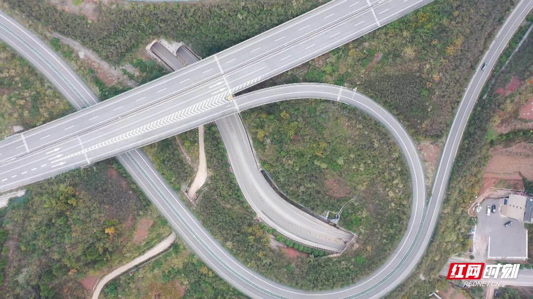 比看促实干实干促发展|“门面担当”越来越靓桑植高速出入口“颜值”升级