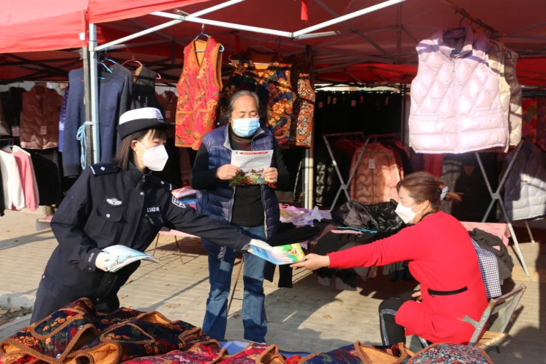 山阴交警进社区宣传交通安全,山亭交警进村入户宣传交通安全