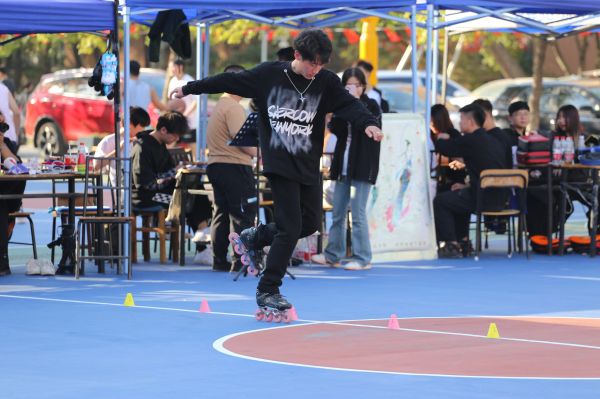 他的一个轮滑挑战动作，得到了“一呼百应”