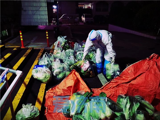 “大白”化身配送员济南各区县全力保障百姓“柴米油盐”充足