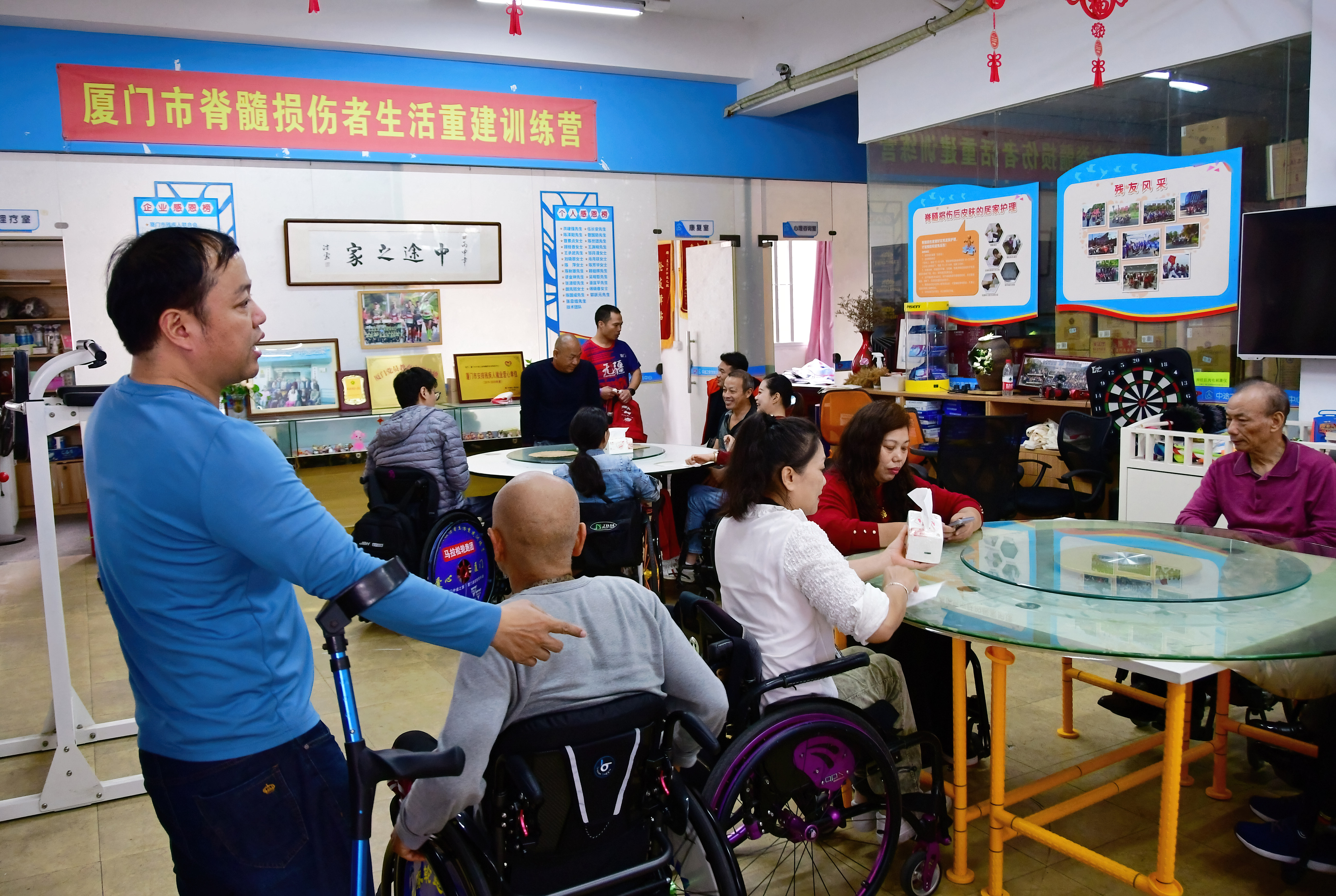 （图片故事）“轮椅跑者”谢启明：用双手“跑”出人生自信