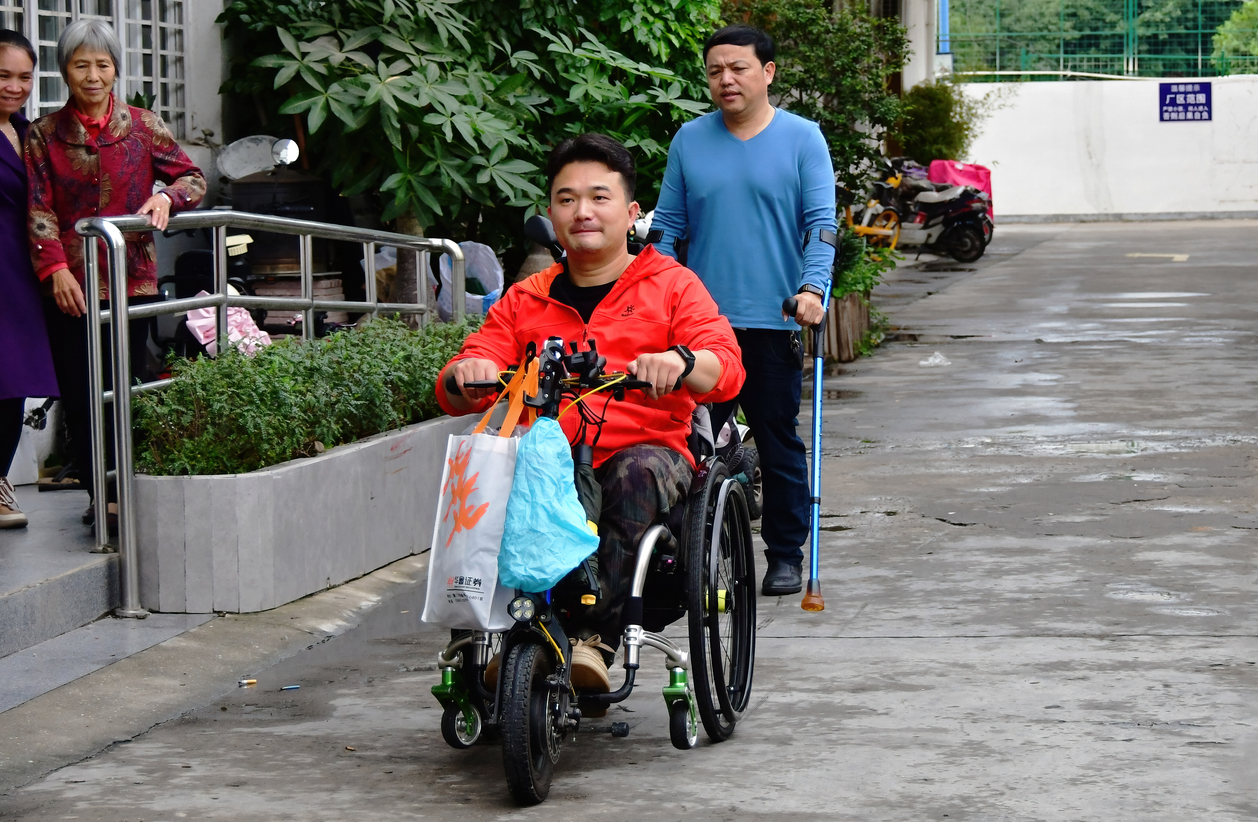 （图片故事）“轮椅跑者”谢启明：用双手“跑”出人生自信