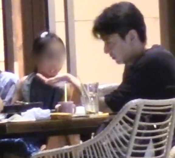 赵又廷高圆圆一家聚餐,女儿给父母喂饭,赵又廷一个动作暴露女儿奴属性