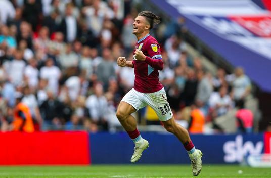 追光|不为人知的细节——好好的足球袜为啥剪破洞？