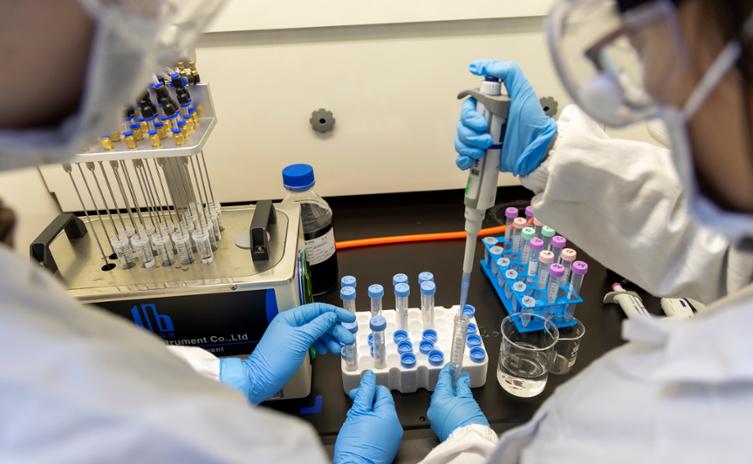 从无到有一年间，这座“超级疫苗工厂”如何跑出“上海速度”？