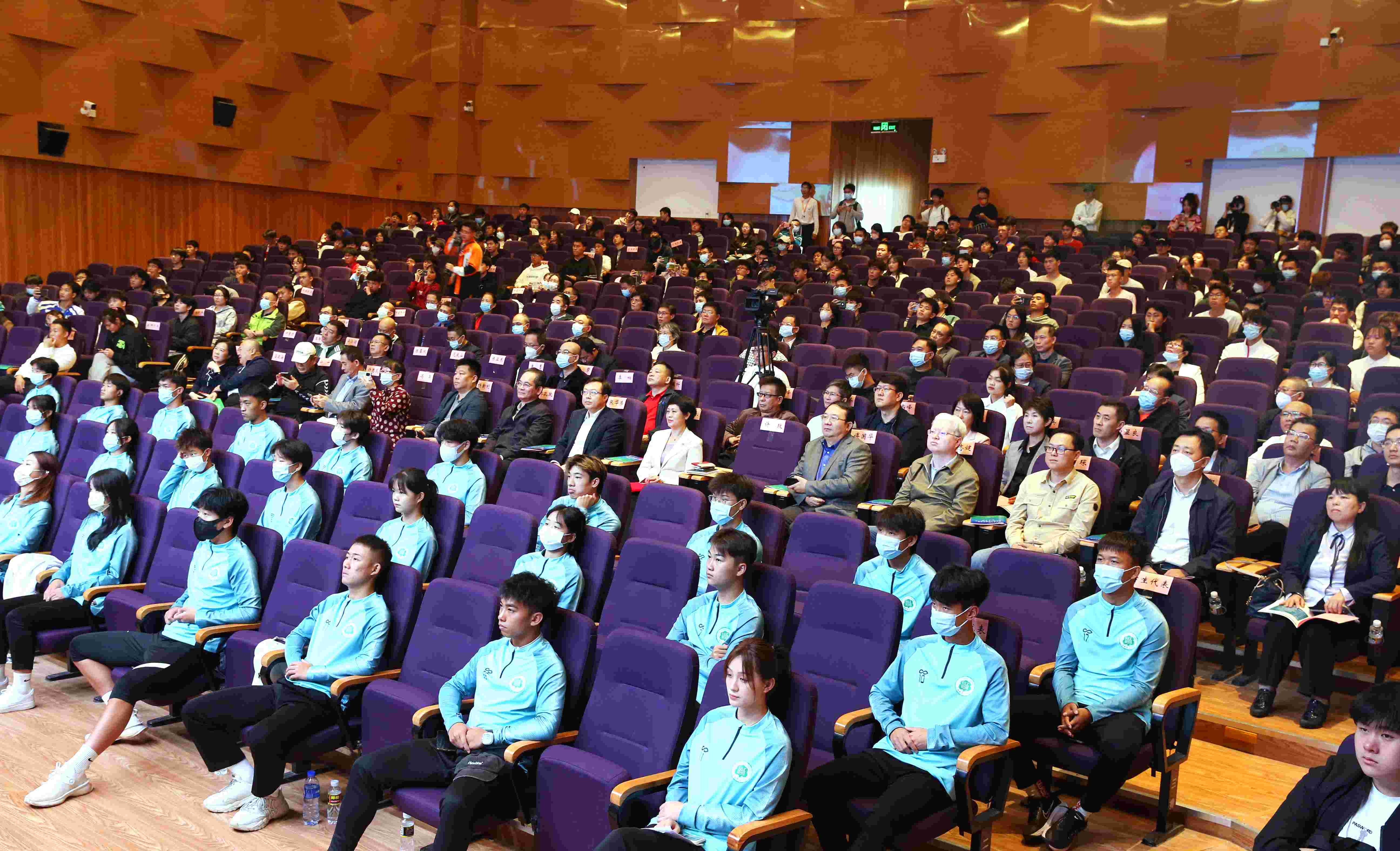 我校隆重举行海南师范大学足球学院成立大会