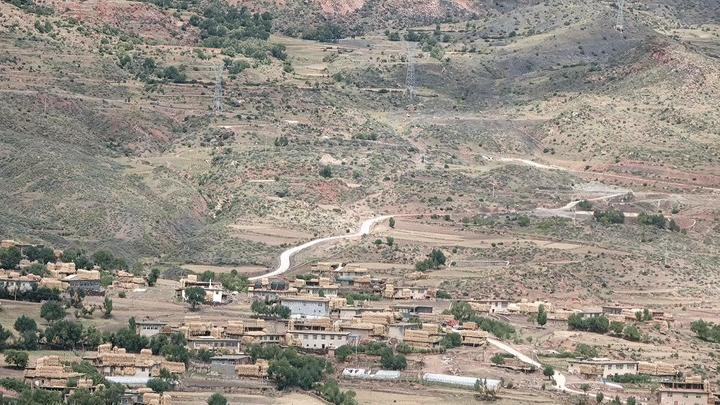 追光｜除了赚钱养家，山里的爸爸们还能修足球场