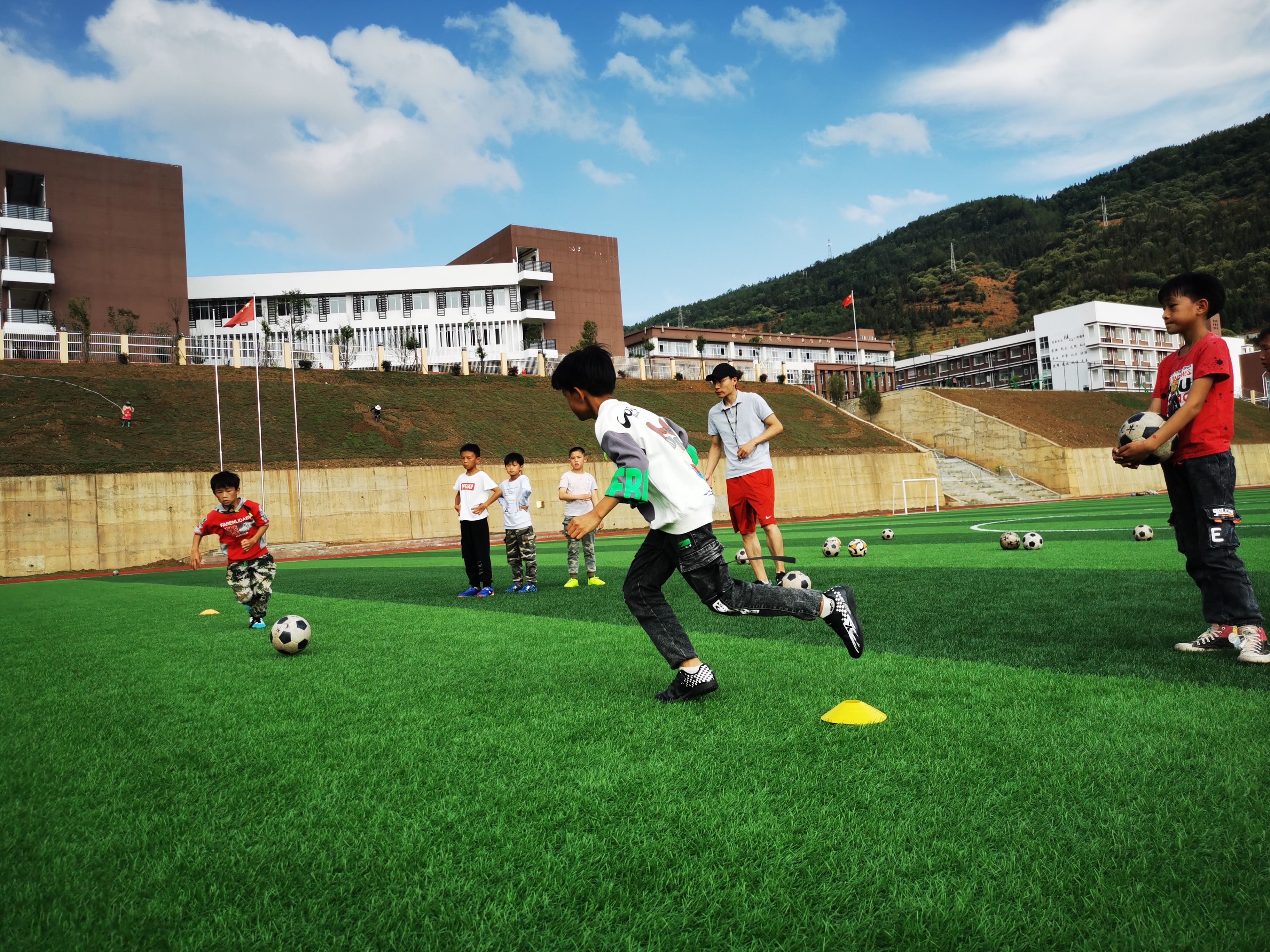 到贵州支教的北京民警：成为足球老师，我要帮孩子们踢出大山