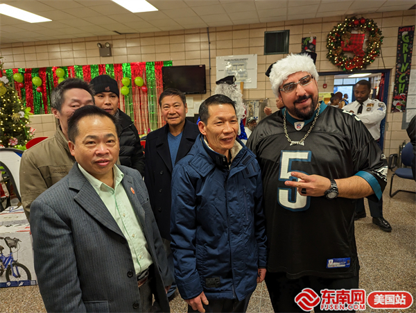 美国大费城华人餐馆协会向当地社区赠送圣诞礼物