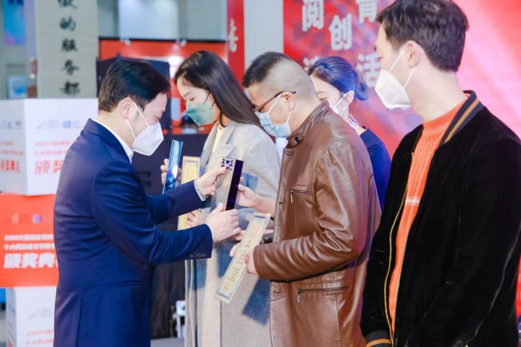 2022“十大劳动者文学好书榜·小说榜”颁奖典礼在宝安举行