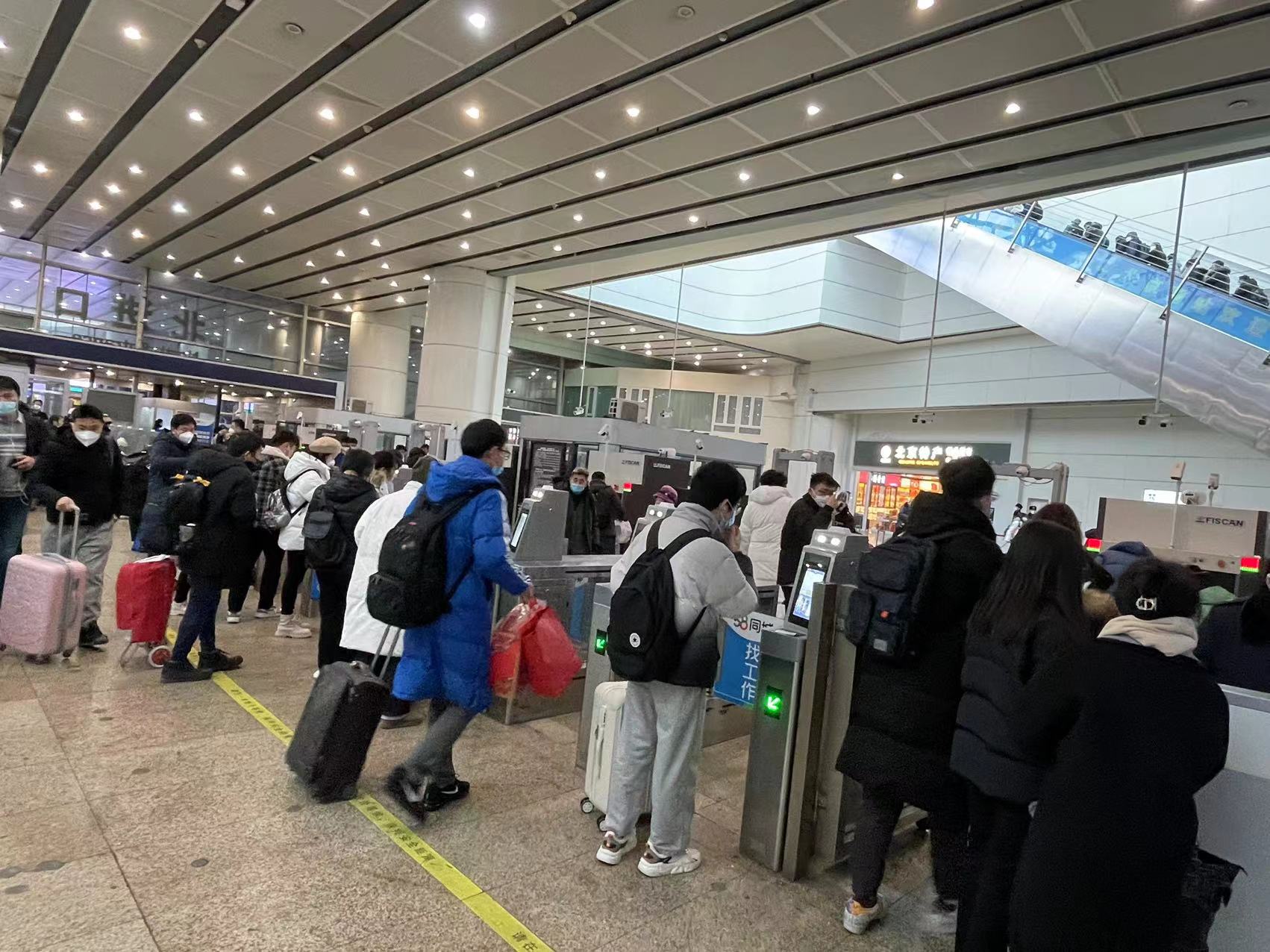 火车站人山人海视频真实,火车站人山人海候车厅原声视频