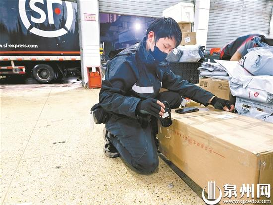 快递小哥深夜送快递的不容易,快递小哥暖心伸出援手