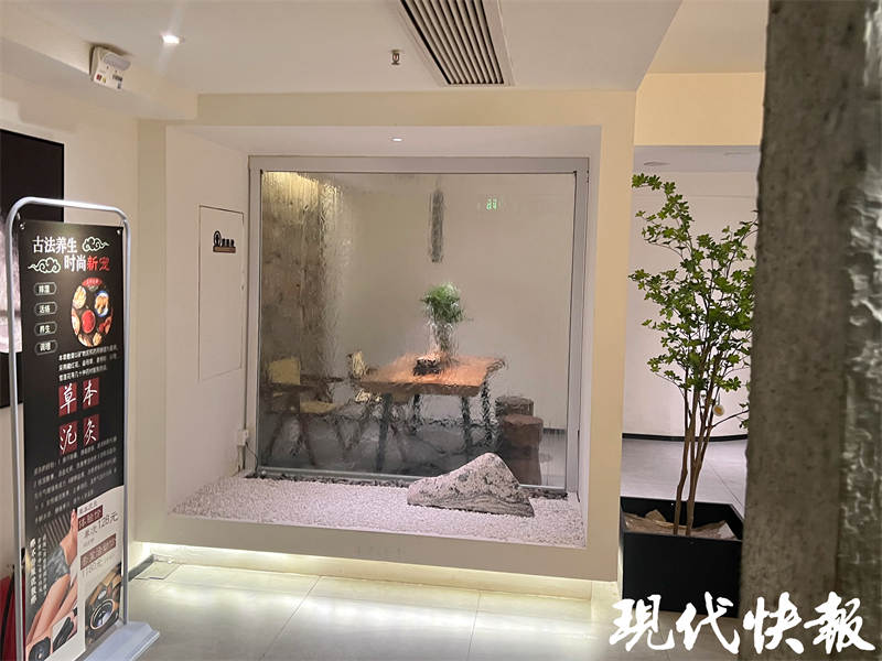 在坚守中等春天：南京三家街头小店的生存故事