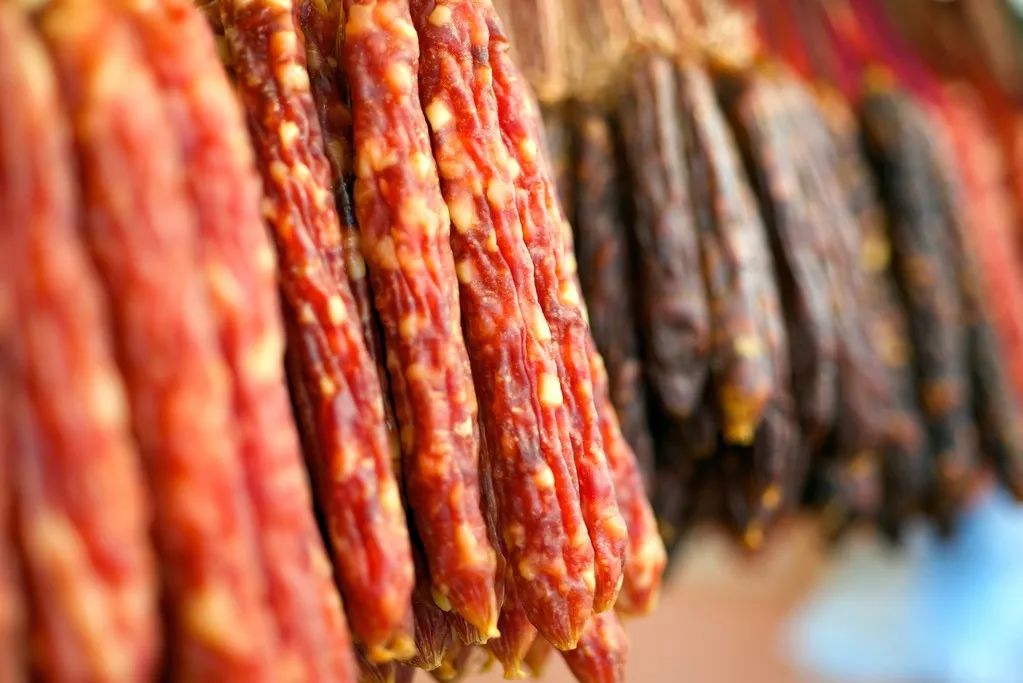 食用腊肉伤胃还是伤肝,对肝有损害的食物海鲜河鲜类