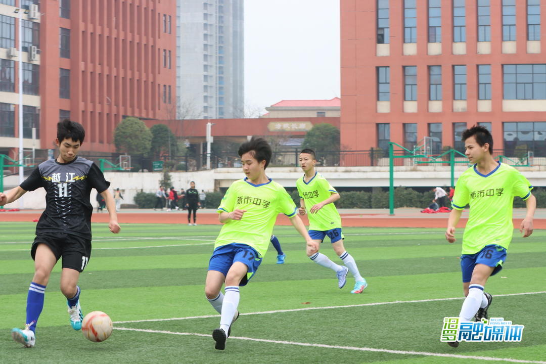 足球健儿们在绿茵场上挥洒汗水,精彩的青少年足球比赛视频