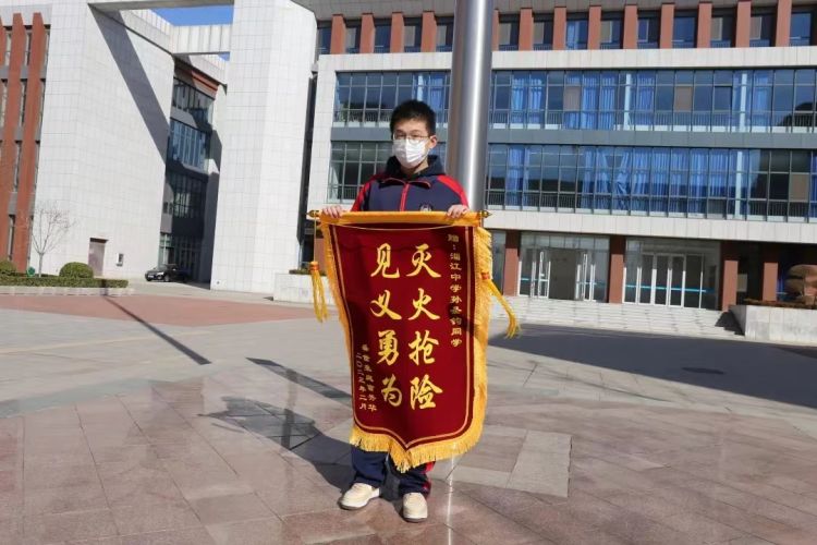 淄博的“雷锋”｜三轮摩托自燃，临淄初中生第一个冲了上去