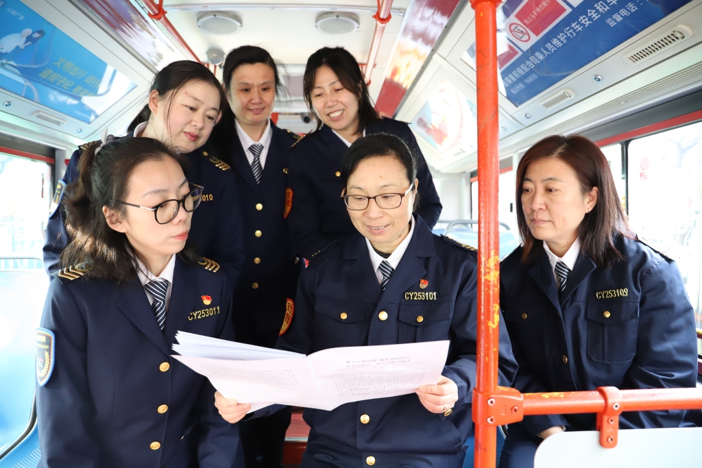 最美半边天丨一次乘车，结下34年情缘！“姐妹班”爱心接力照顾孤寡老人