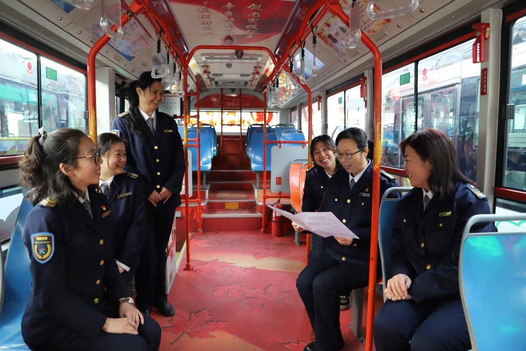 最美半边天丨一次乘车，结下34年情缘！“姐妹班”爱心接力照顾孤寡老人