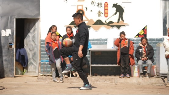 一座匪夷所思的球场和一位朴素的校长