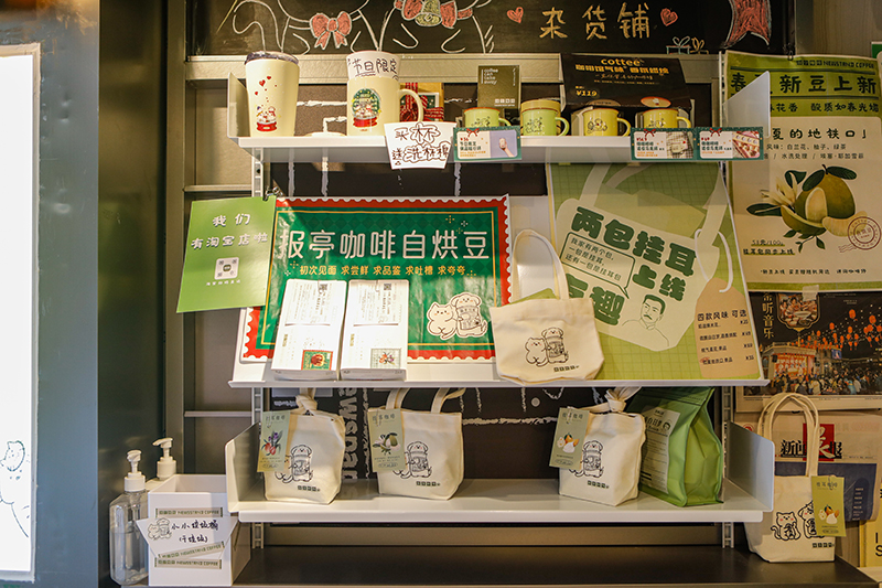 上海南京路旁的百年申报馆，开了一家报纸主题咖啡馆