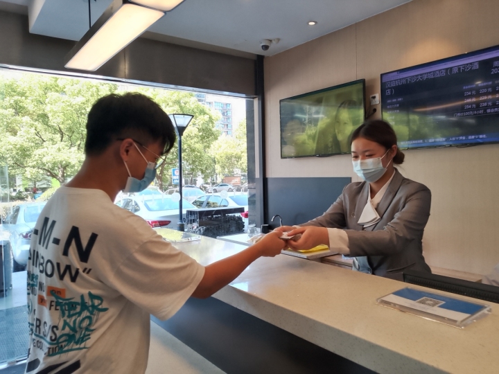 记者蹲点大学生来杭求职“免费酒店”，00后就业现状如何？