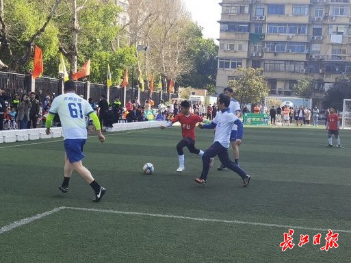 大人和小孩踢球比赛,大人和小孩比赛踢足球