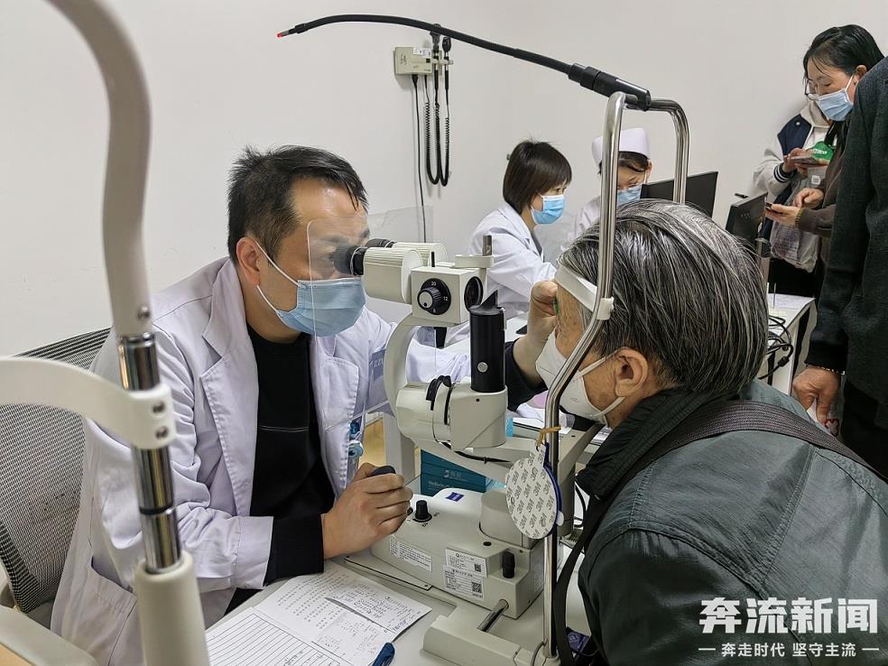 眼干眼涩眼皮肿是怎么回事,眼干眼涩眼皮跳是怎么回事