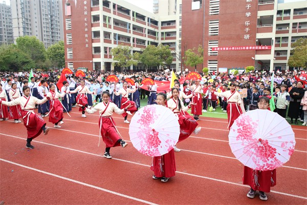 春季运动会总结和收获,运动会开幕式小学生快乐成长