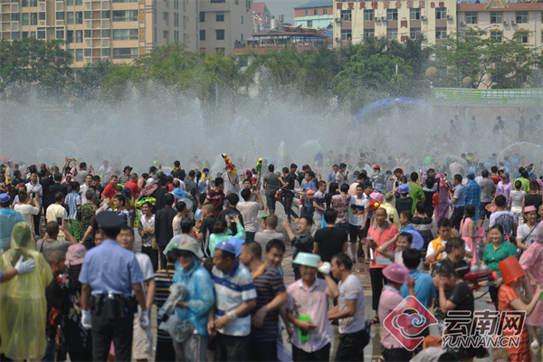 久违的一年一度泼水节,久违的泼水节