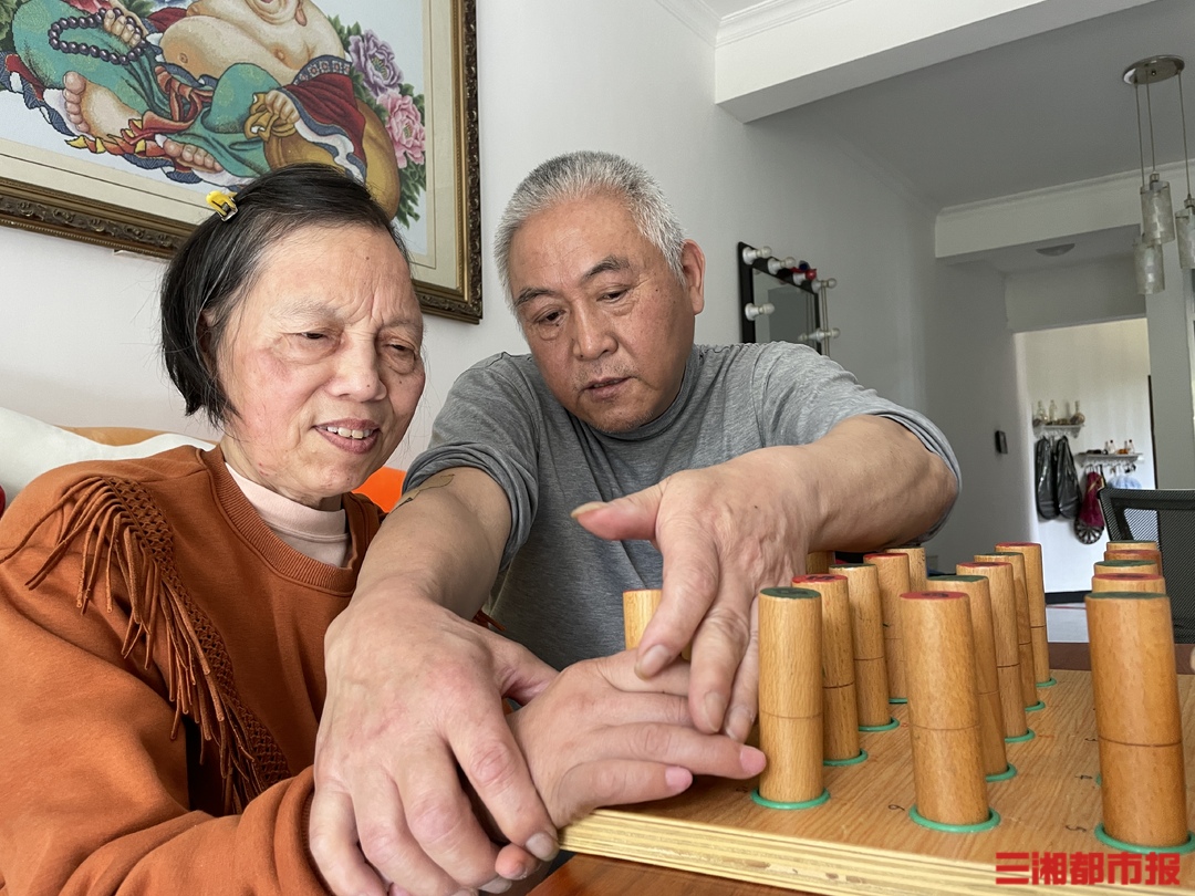 26℃|自制康复器材，丈夫照顾病妻3年等来“爱的奇迹”