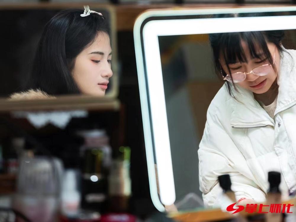 90后女大学生返乡创业传承古典美装文化