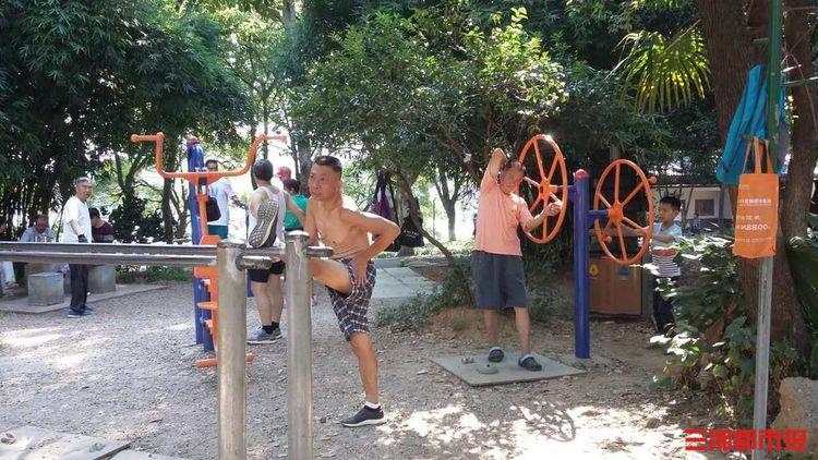 我和湖南烈士公园的故事丨健身达人们“众筹”添置公园健身器材