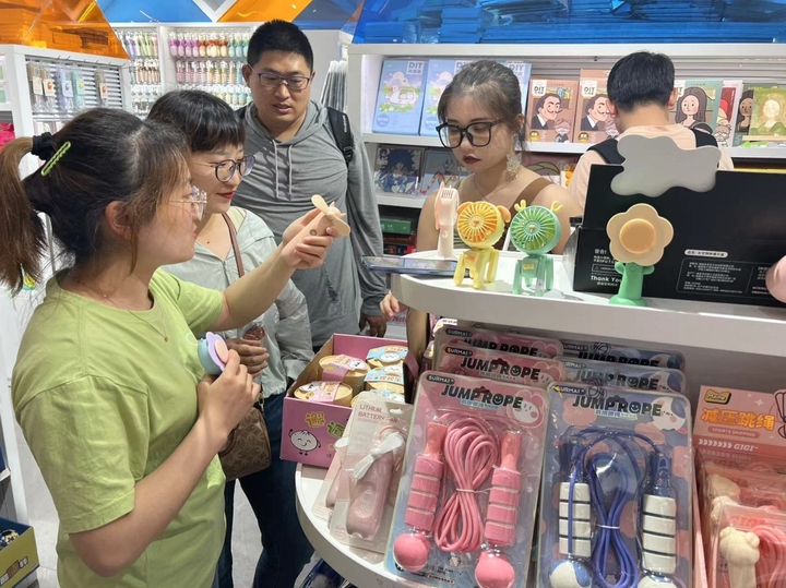 摆摊吧少年完整版视频,摆摊小伙跑到义乌