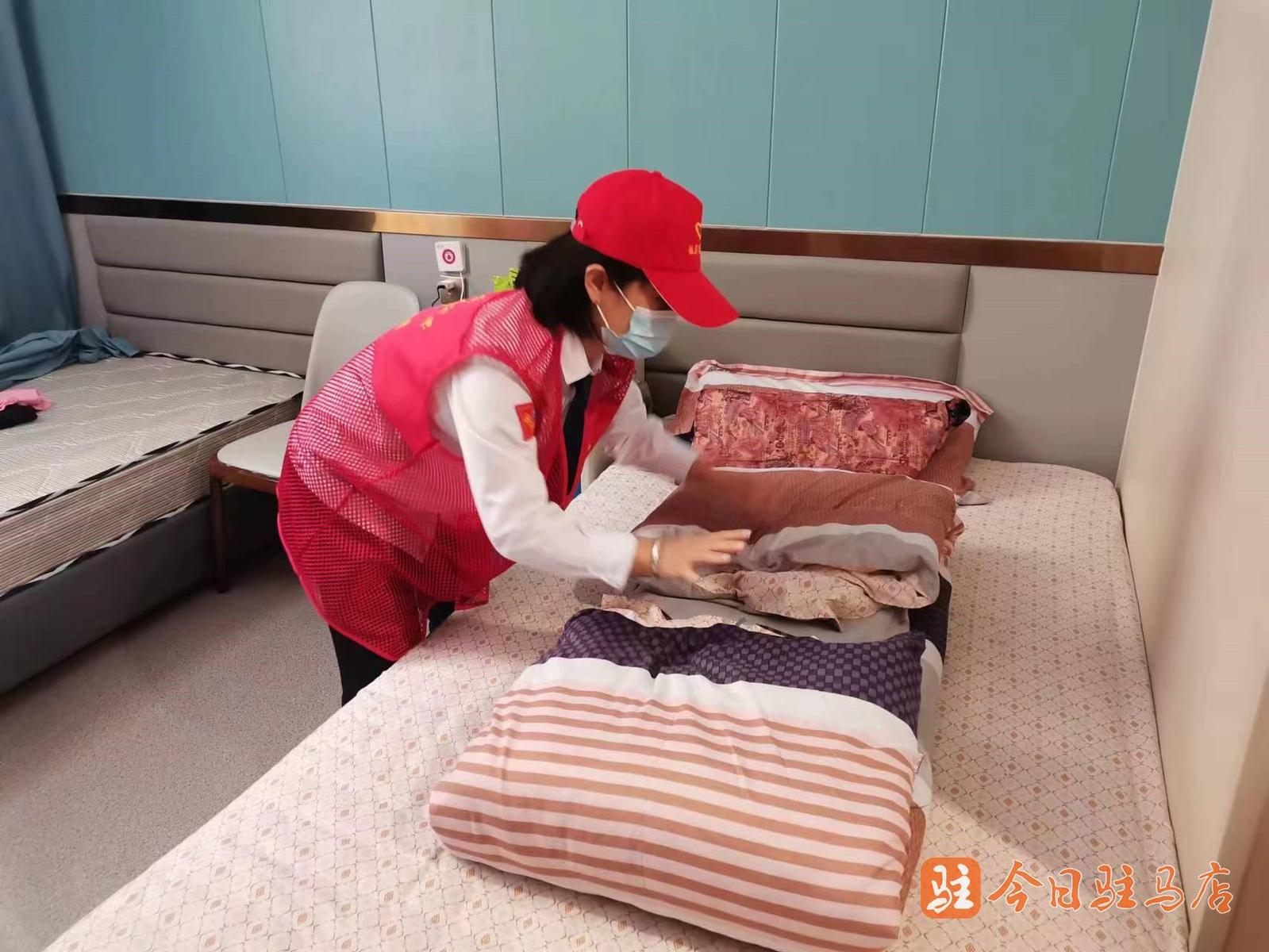 学雷锋青年志愿者进敬老院,志愿者走进敬老院情暖老人心