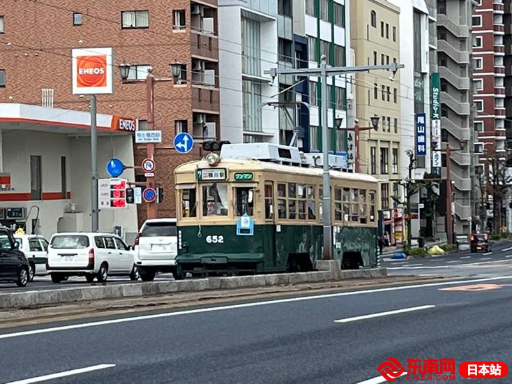 日本广岛的复兴精神：仍在行走的原爆电车与创造经典的曲木工厂