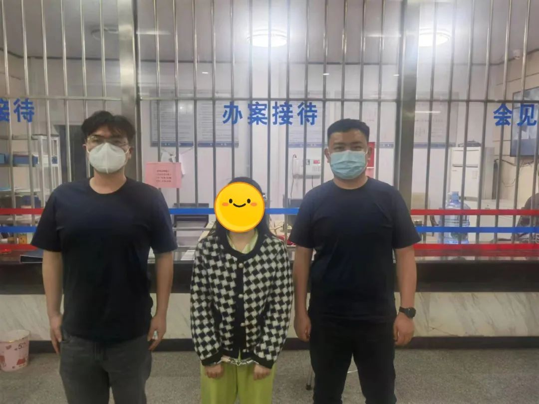 偷闺蜜手镯为男友买手机,一女子偷闺蜜金手镯给男友买手机