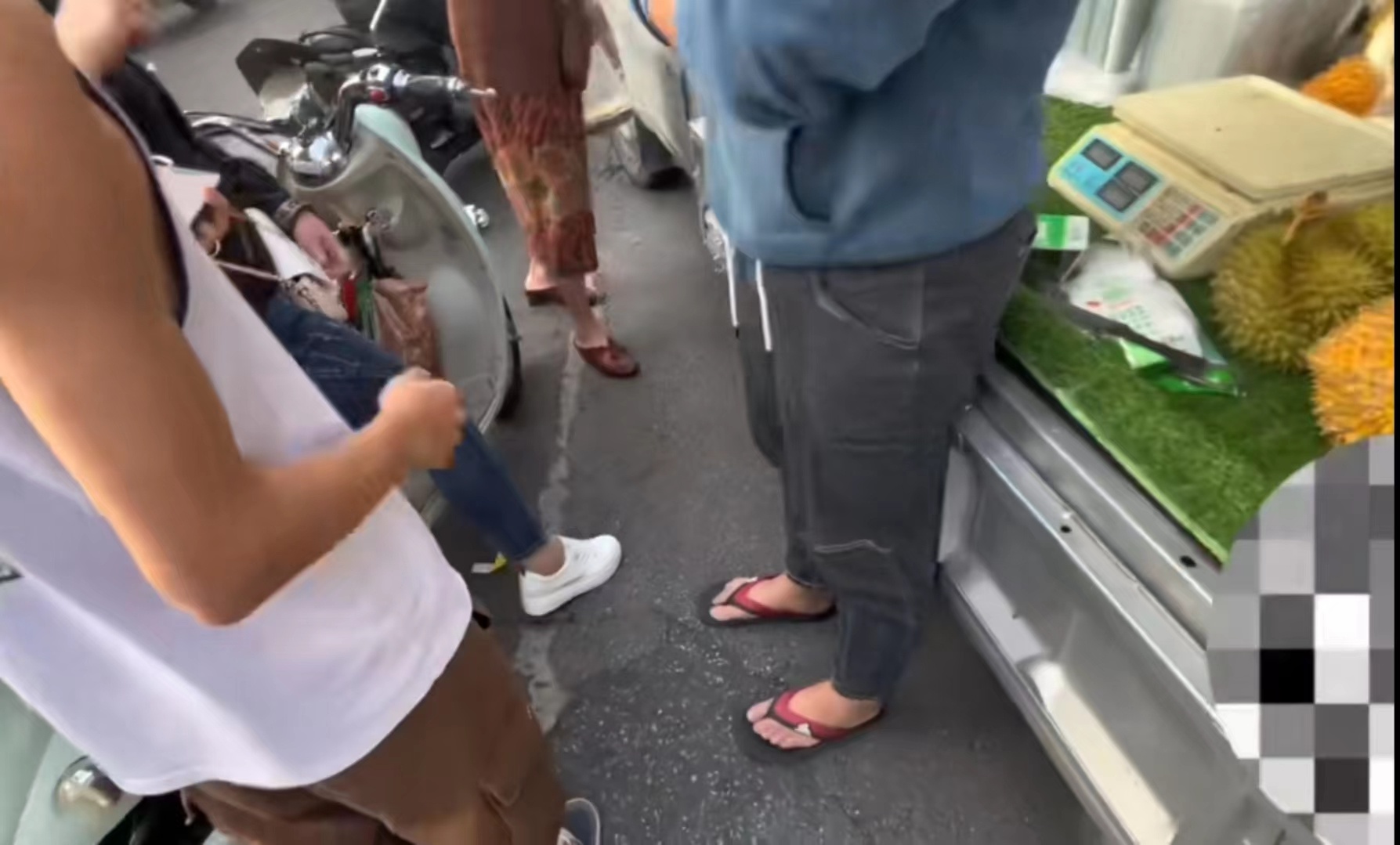 榴莲被质疑重量不够,榴莲摊贩后续