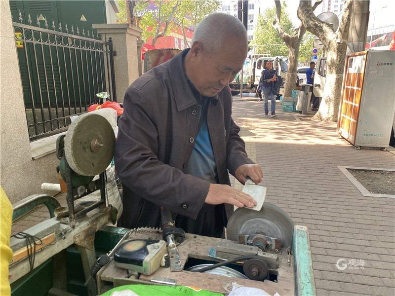修修补补中重温“烟火气”！青岛市井街巷修补小店藏着“守艺”人