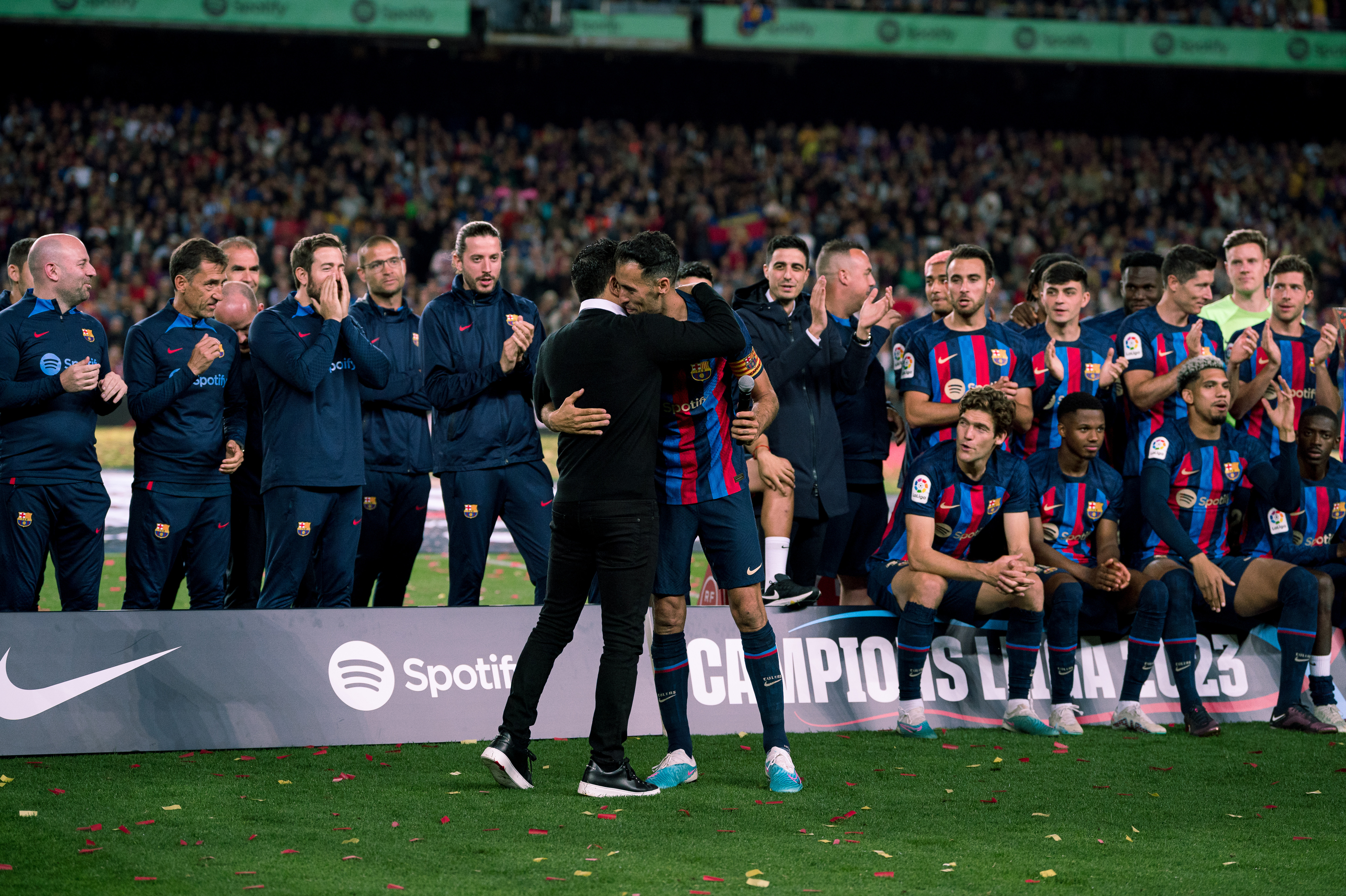 足球巴萨夺冠之旅,巴萨足球冠军庆祝场面