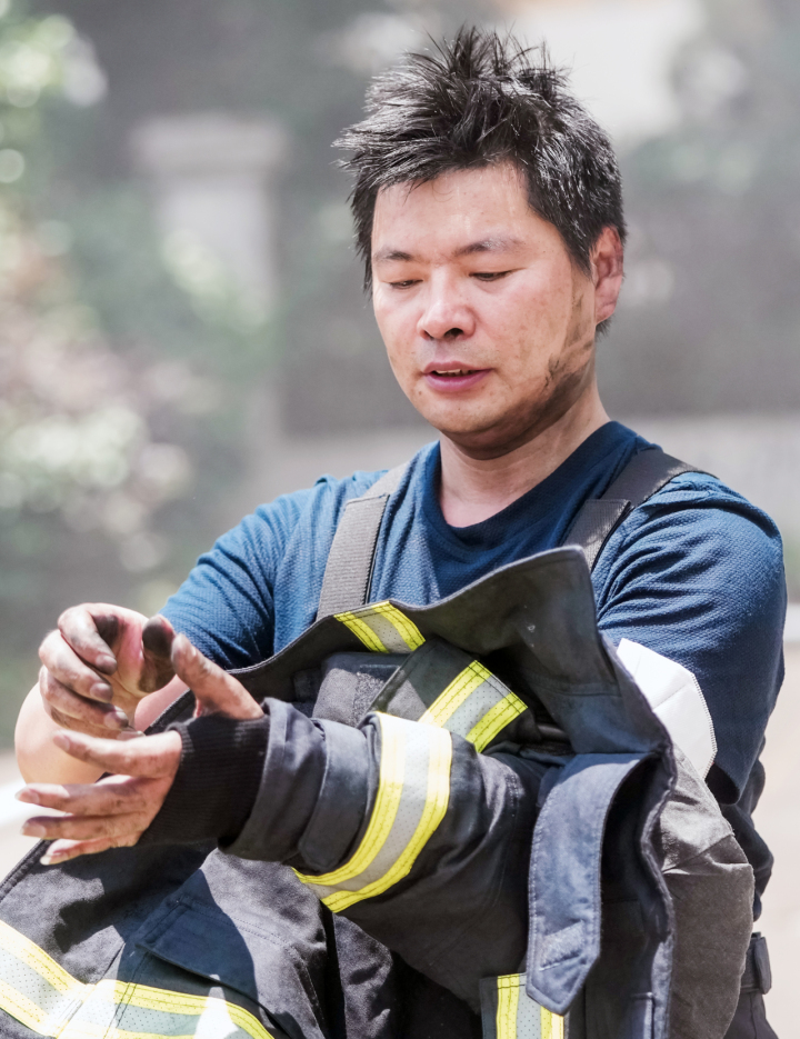 火场出现大量浓烟时应怎样前行,当火场有浓烟时正确的逃生步骤