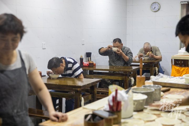 橙柿视觉丨杭州这家人均10元的烧饼油条店，凭什么能入选“米其林”？今早我们去探了探