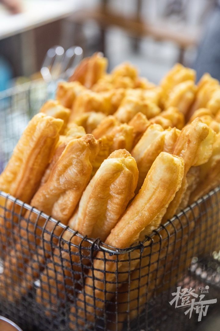 橙柿视觉丨杭州这家人均10元的烧饼油条店，凭什么能入选“米其林”？今早我们去探了探