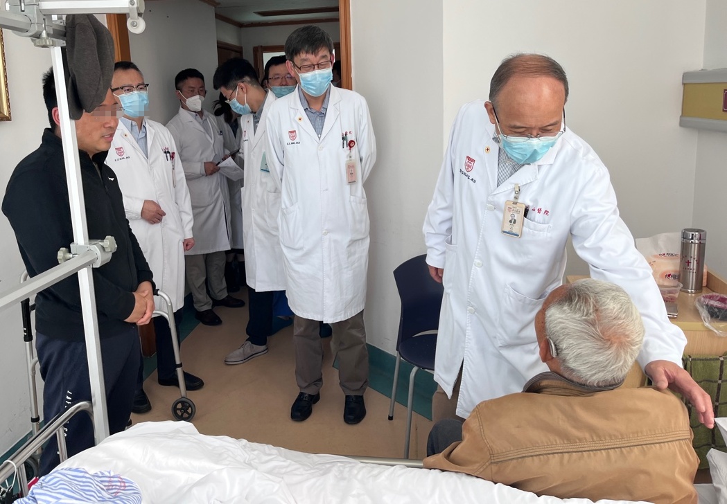 不想疼痛伴随余生，华山医院多学科诊疗助力百岁老人恢复行走