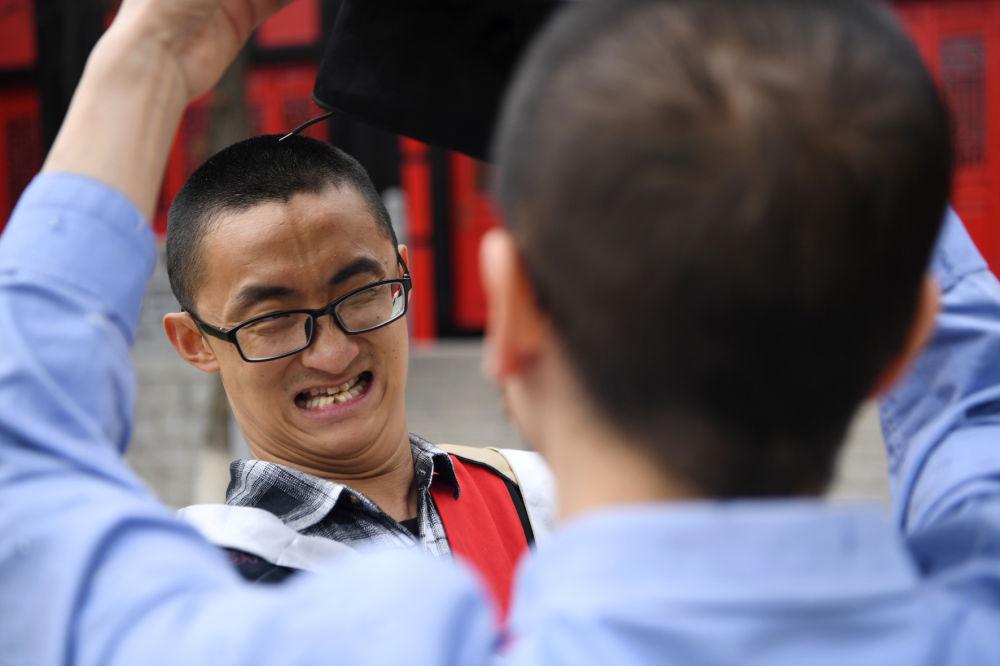 在摇晃的生活里“拄”梦前行——31岁脑瘫“博士”的求学路