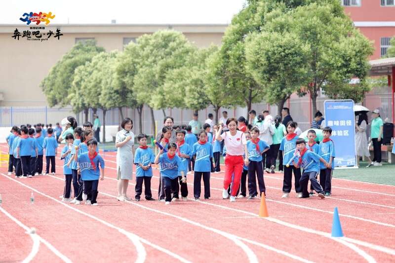六一儿童节小朋友们比赛跑步,六一儿童节一起舞起来慢动作