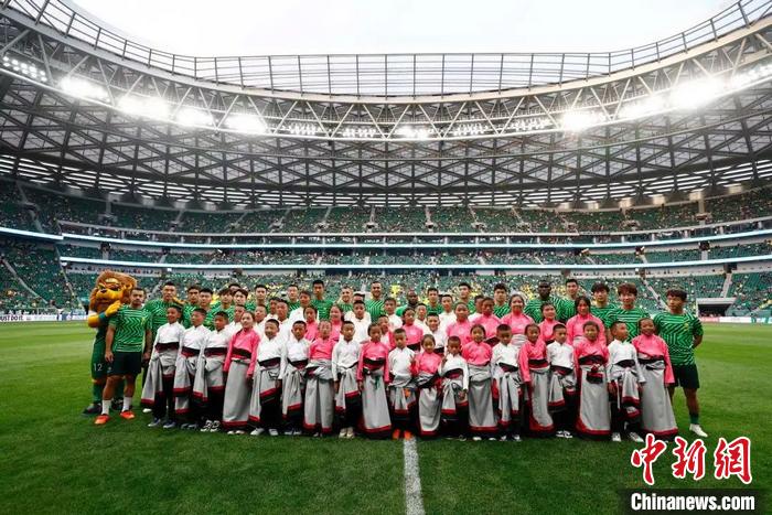 “新工体”首次!中超球员牵手藏族球童出场开赛