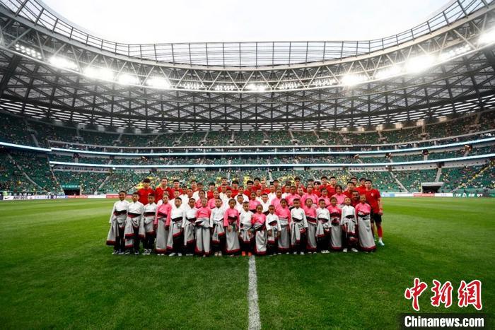 “新工体”首次！中超球员牵手藏族球童出场开赛