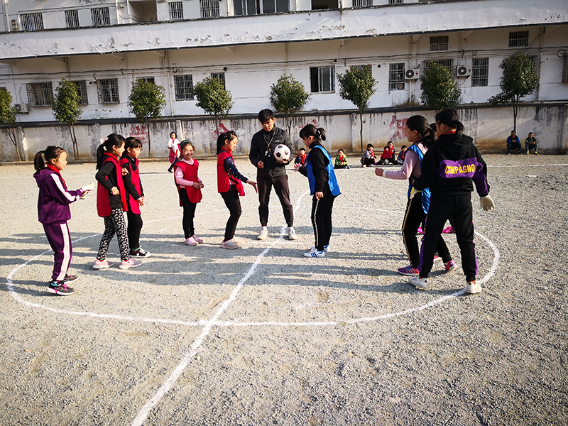 大别山深处，爱足球的孩子再也不怕摔